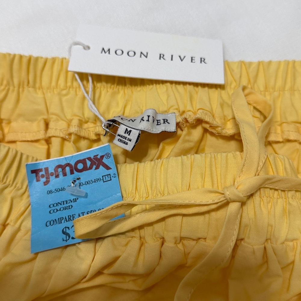 FINAL SALE $12 Moon River Mustard Skirt with Cut-Out Design Size Medium - Picture 5 of 5